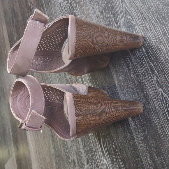 G by Guess Ladies Wedge Sandals 8.5 - Picture 3 of 8